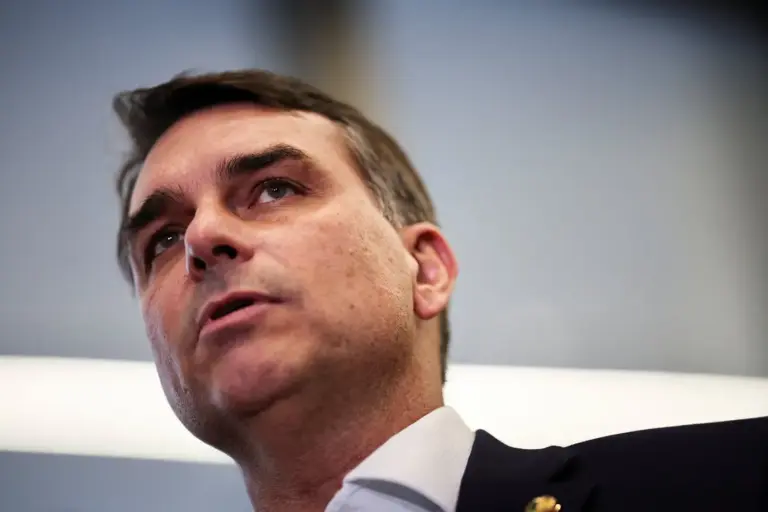 Após veto a visitas de Flávio e sem Michelle, defesa deve mediar Bolsonaro e campanha