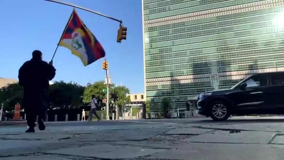 Tibetano morre após atear fogo ao próprio corpo perto da sede da ONU em NY Tibetano morre após atear fogo ao próprio corpo perto da sede da ONU em NY