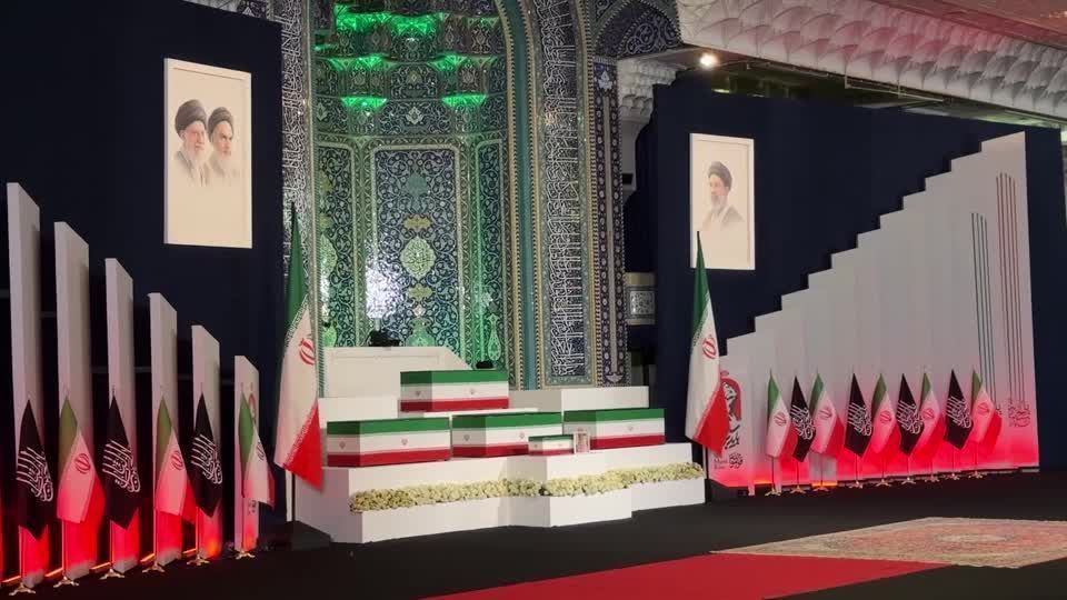 Caixão de Ali Khamenei é exibido antes de cerimônia de despedida em Teerã Caixão de Ali Khamenei é exibido antes de cerimônia de despedida em Teerã