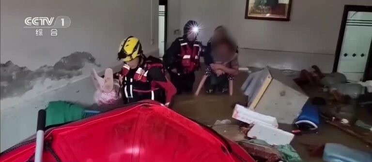 Tufão força retirada de centenas de moradores no sul da China