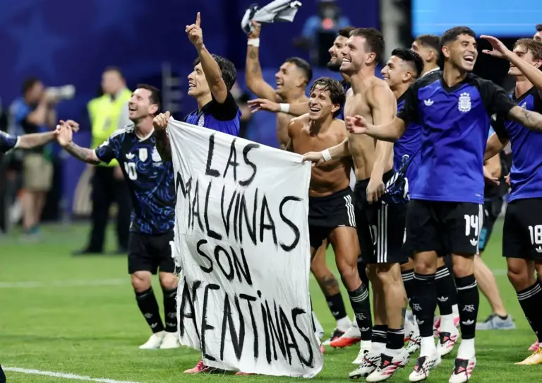 Argentina pode ser punida pela Fifa por faixa sobre as Malvinas