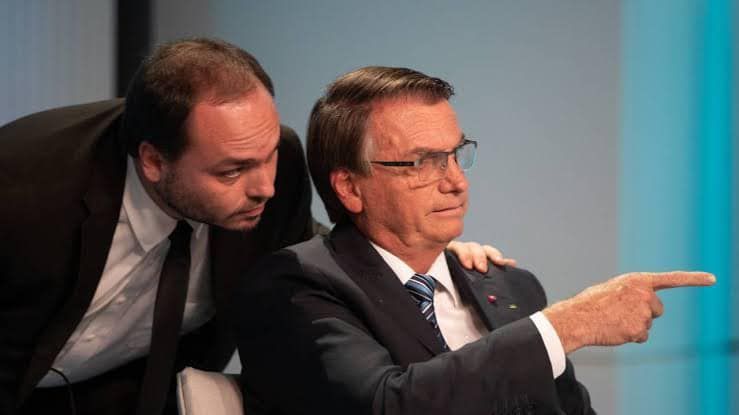Carlos visita Bolsonaro em domiciliar e diz que pai “está ciente de tudo” Carlos visita Bolsonaro em domiciliar e diz que pai “está ciente de tudo”