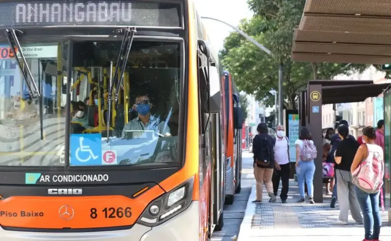 Motoristas de ônibus não terão adicional por cobrar passagens, decide TST