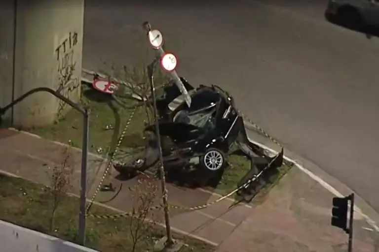 Jovem é arremessado de carro ao bater em poste em suposto racha