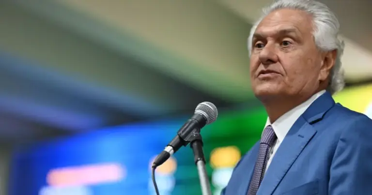Não dá para trazer uma carta do pai a cada crise, diz Caiado sobre Flávio