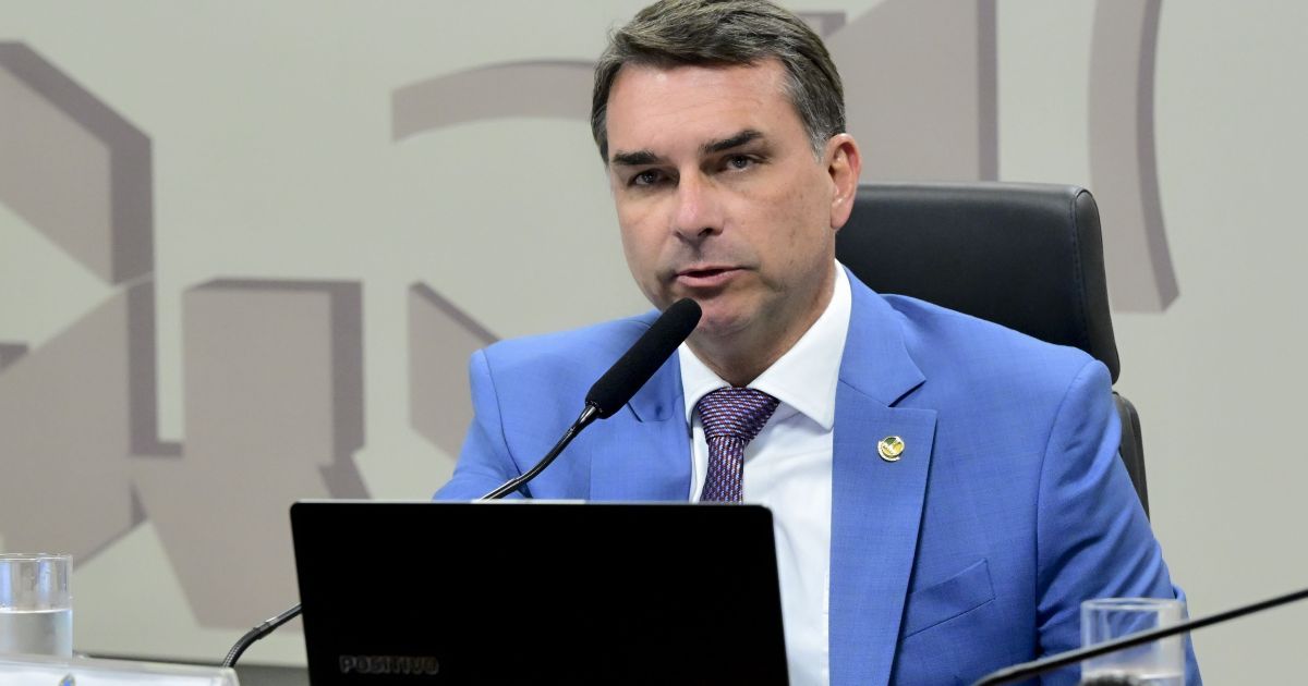 Tarifaço: indústria observa com cautela fala de Flávio Bolsonaro Tarifaço: indústria observa com cautela fala de Flávio Bolsonaro