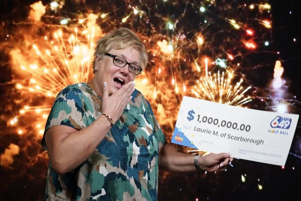 Mulher acha bilhete esquecido na bolsa e ganha prêmio de R$ 5,5 milhões na loteria Mulher acha bilhete esquecido na bolsa e ganha prêmio de R$ 5,5 milhões na loteria