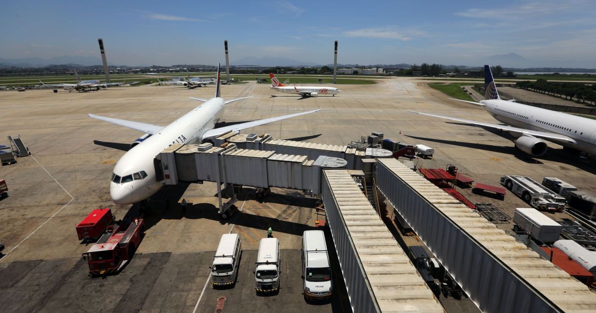 Fragmento de drone é encontrado em avião após pouso no Galeão Fragmento de drone é encontrado em avião após pouso no Galeão