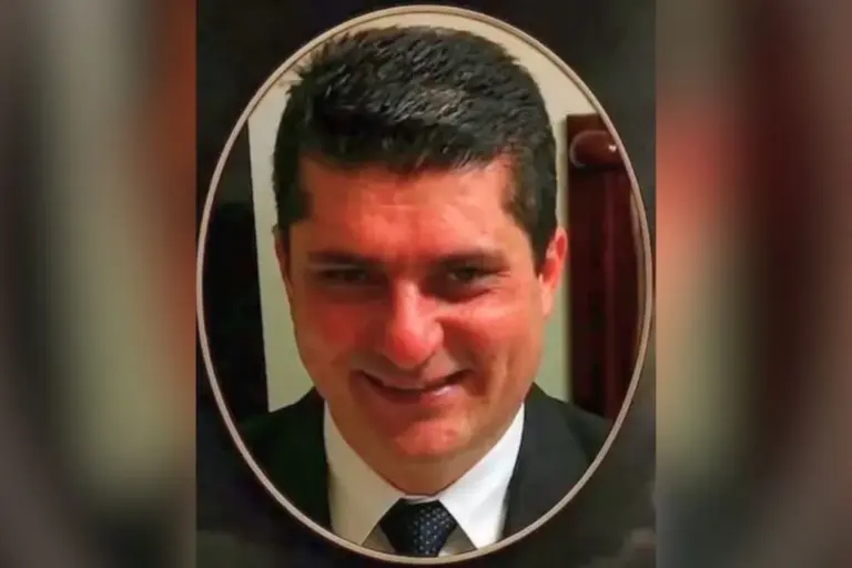 Quem é o advogado encontro morto dentro do próprio apartamento no Ace?