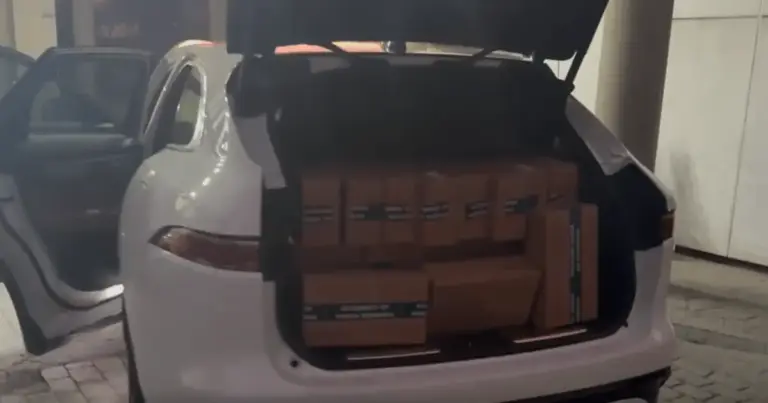 Policiais apreendem Jaguar branco com 66 caixas de remédios