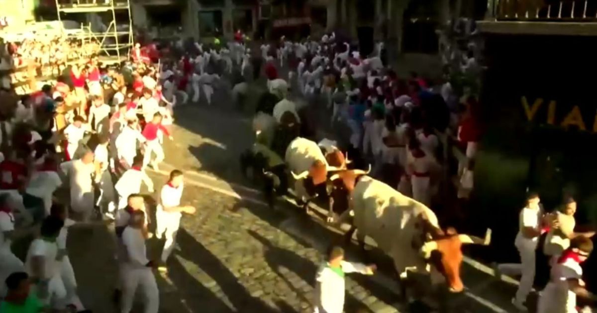 Famosa corrida de touros na Espanha deixa cinco pessoas feridas Famosa corrida de touros na Espanha deixa cinco pessoas feridas