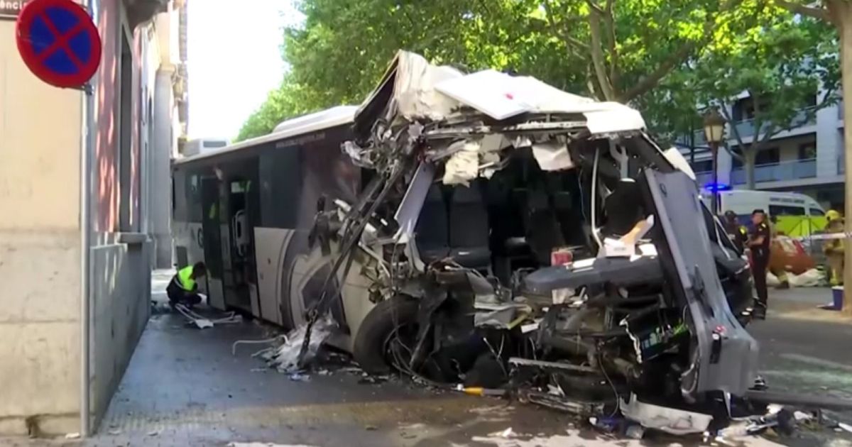 Acidente de ônibus na Espanha deixa ao menos 44 feridos Acidente de ônibus na Espanha deixa ao menos 44 feridos