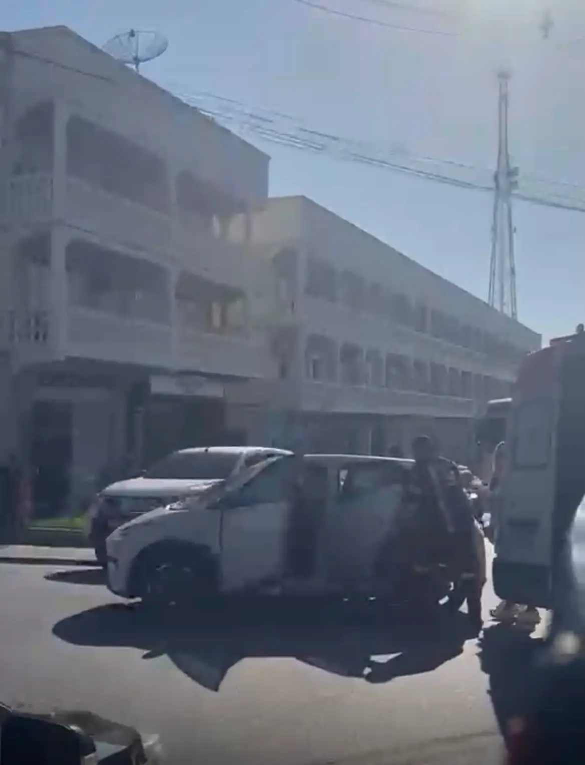 Idoso é socorrido após colisão entre dois veículos no bairro Dom Giocondo