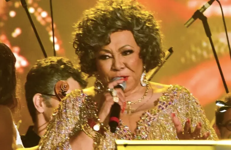 Alcione cai no palco durante show, mas prossegue com apresentação