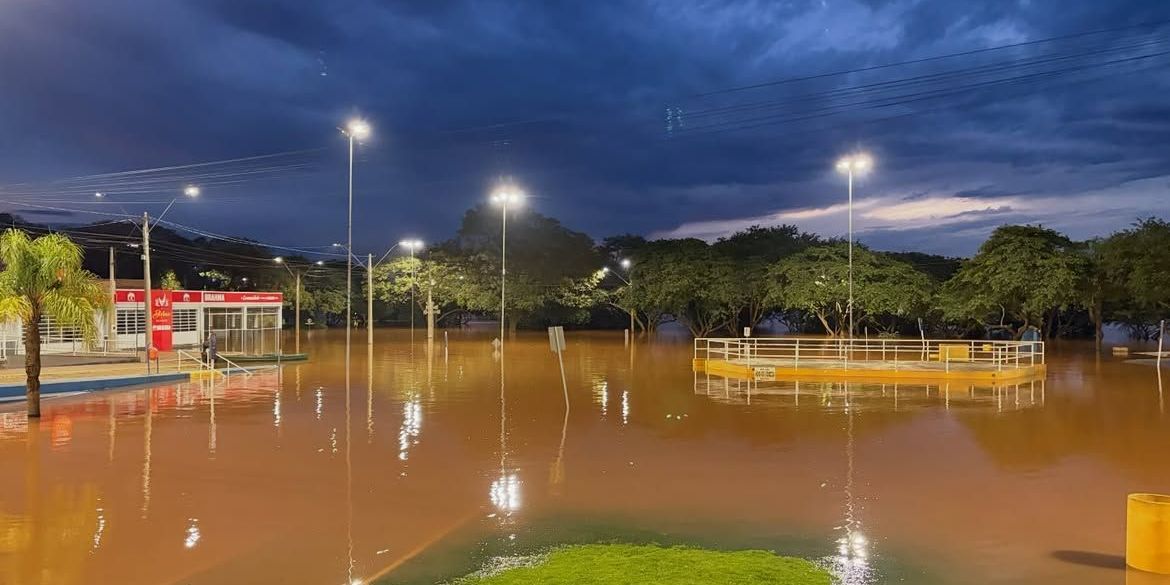 Rio Uruguai ultrapassa cota de inundação e segue em elevação no RS Rio Uruguai ultrapassa cota de inundação e segue em elevação no RS