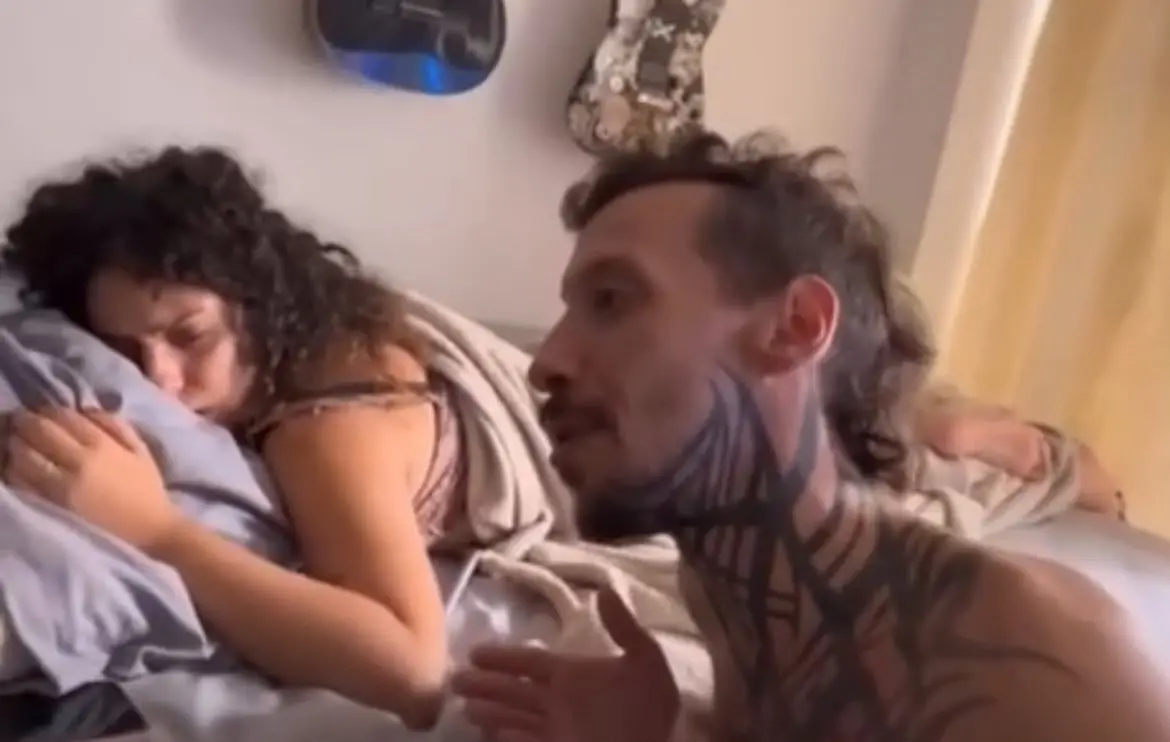 Humorista acorda namorada imitando Bolsonaro e viraliza
