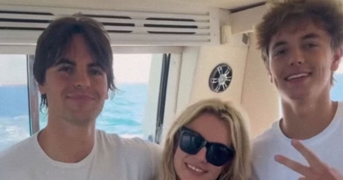 Filhos de Britney Spears estreiam na passarela e recebem apoio da mãe Filhos de Britney Spears estreiam na passarela e recebem apoio da mãe