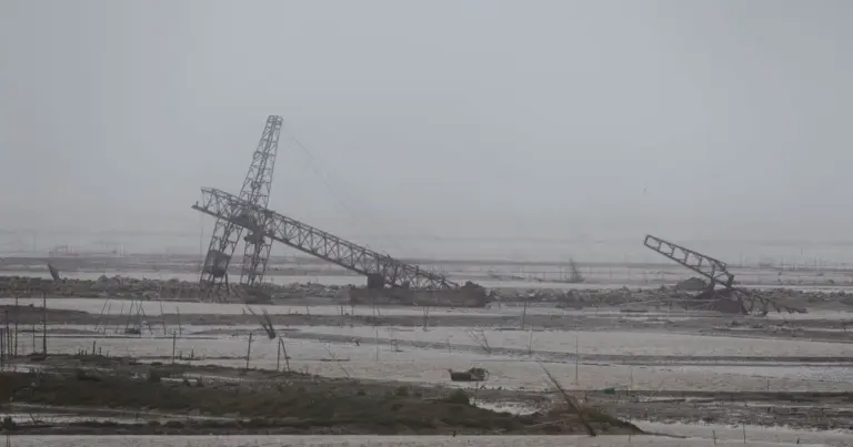 Enchentes no norte da China deixam bairros submersos em dois metros de água