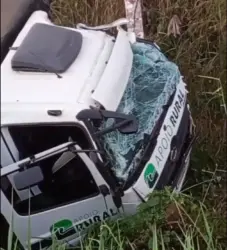 Caminhão cai em ribanceira na BR-364 entre Sena e Rio Branco