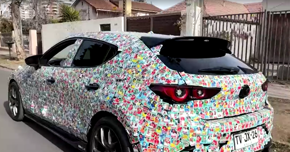 Torcedor chileno transforma carro em álbum de figurinhas da Copa Torcedor chileno transforma carro em álbum de figurinhas da Copa