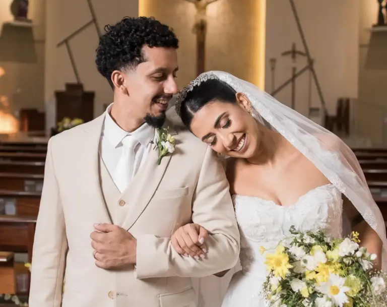 Com bênçãos e cercados por familiares, Carolina e Ever oficializam casamento