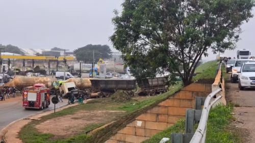 Duas carretas despencam de viaduto na BR-364