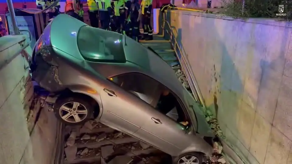 Carro bate na entrada do metrô na Espanha; duas pessoas ficam feridas Carro bate na entrada do metrô na Espanha; duas pessoas ficam feridas
