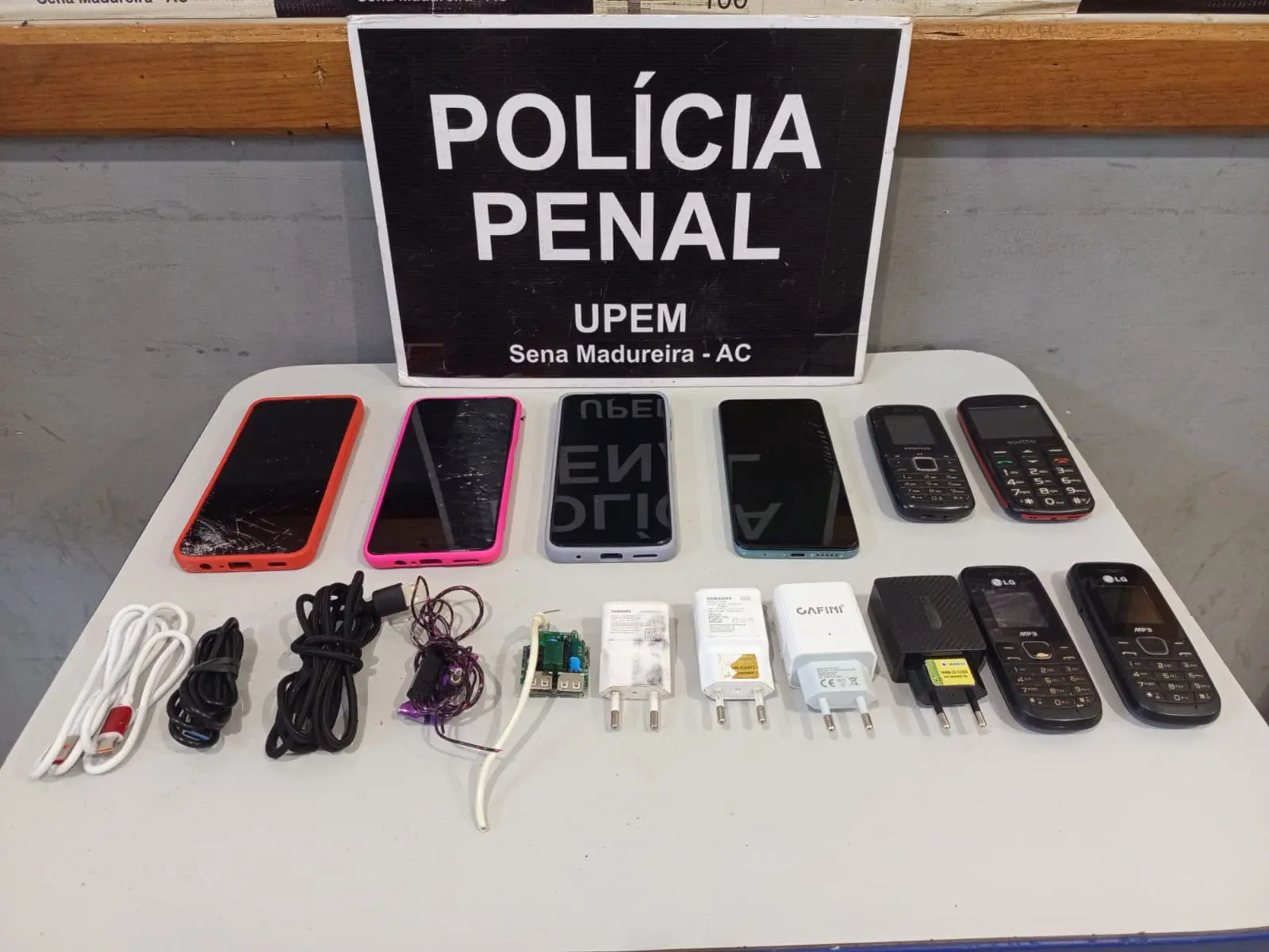 Polícia intercepta pacotes com celulares arremessados para dentro de presídio