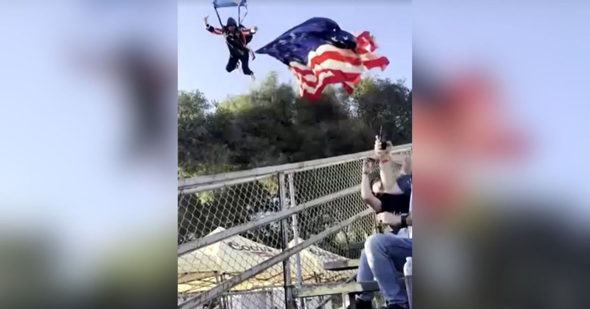 Paraquedista com bandeira dos EUA cai em tenda na Califórnia; veja vídeo Paraquedista com bandeira dos EUA cai em tenda na Califórnia; veja vídeo