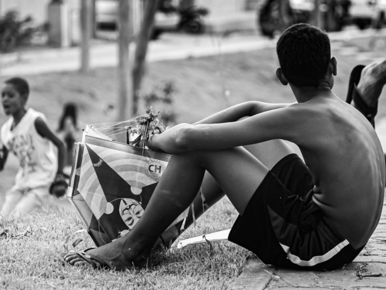Jovens negros são 64% dos mortos em ações policiais no país, aponta estudo