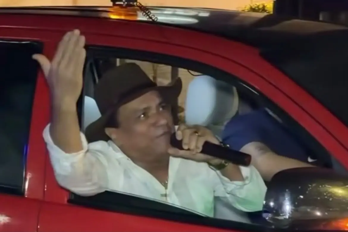 Para pedir perdão à esposa, cantor para rua com carro de som e fogos