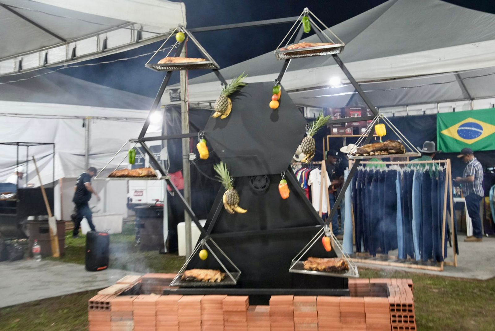 Veja as imagens da primeira noite da Expoacre Juruá 2026