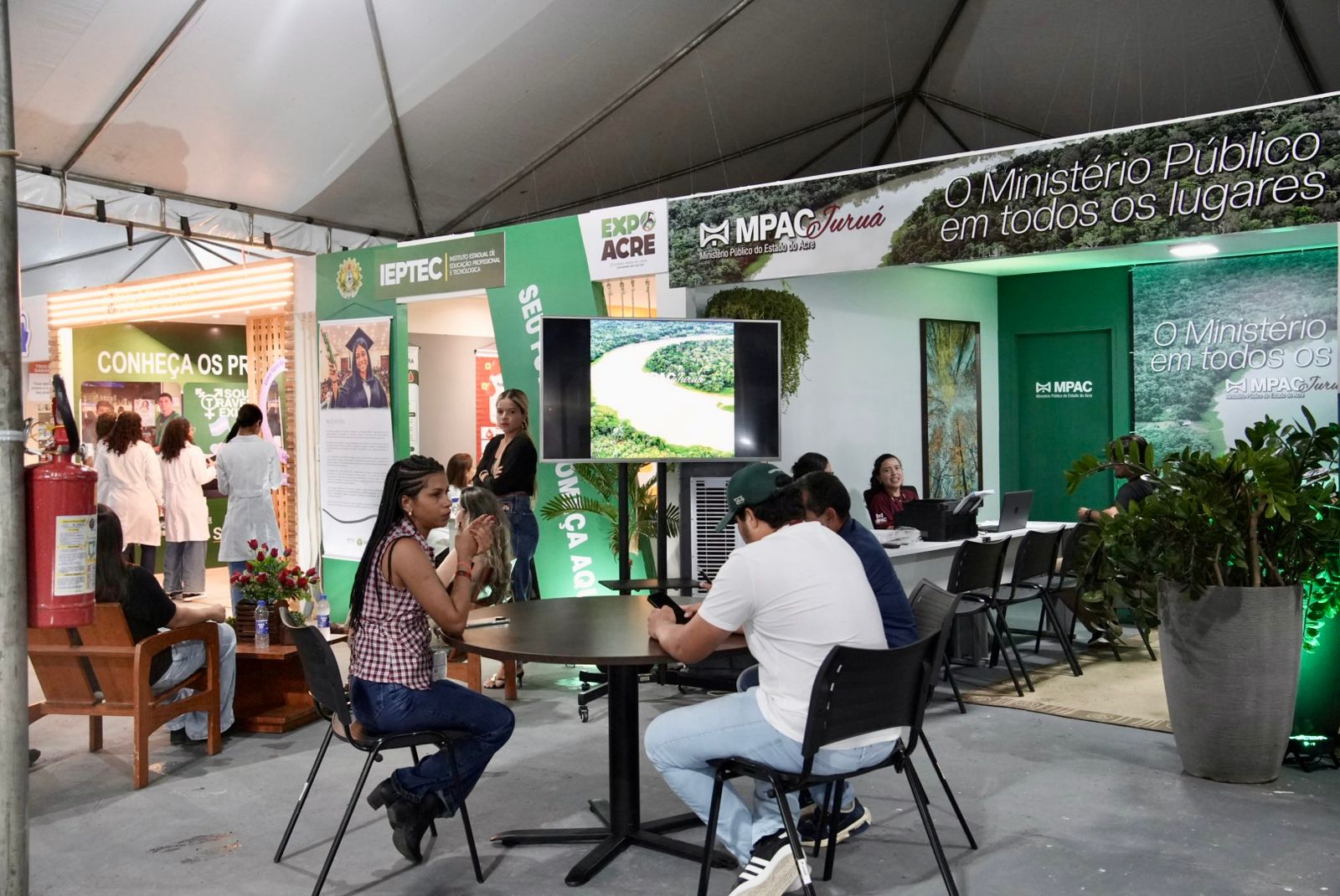 Veja as imagens da primeira noite da Expoacre Juruá 2026