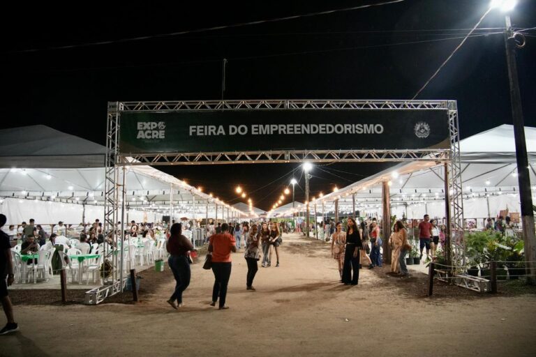 Confira os principais registros da 3ª noite da Expoacre Juruá Evento foi marcado por uma programação diversificada que atraiu grande público