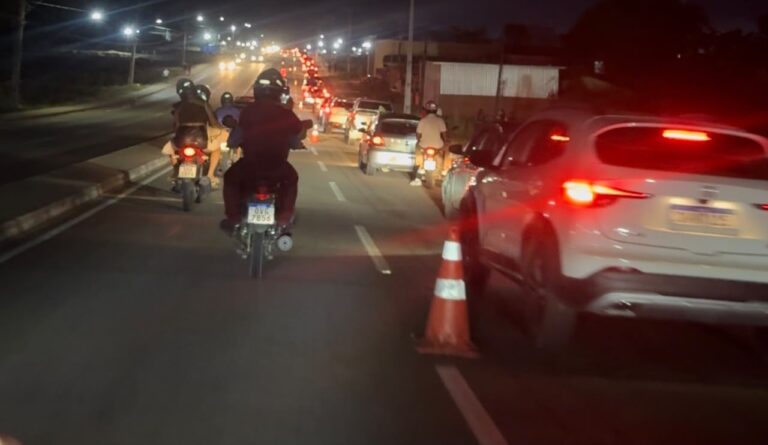 Engarrafamento marca noite do show do Padre Fábio na Expoacre Juruá