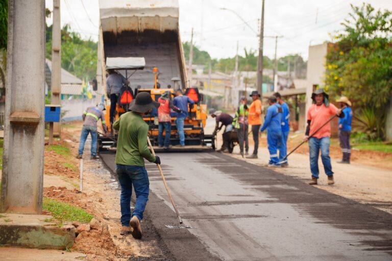 Feijó inicia pavimentação da rua 21 de Dezembro