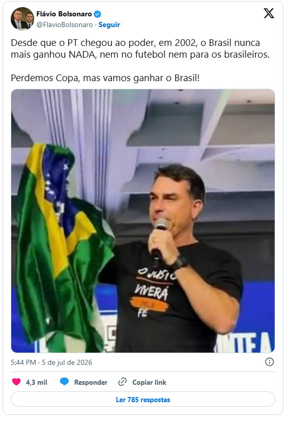 Flávio Bolsonaro vincula eliminação do Brasil ao PT e projeta eleição