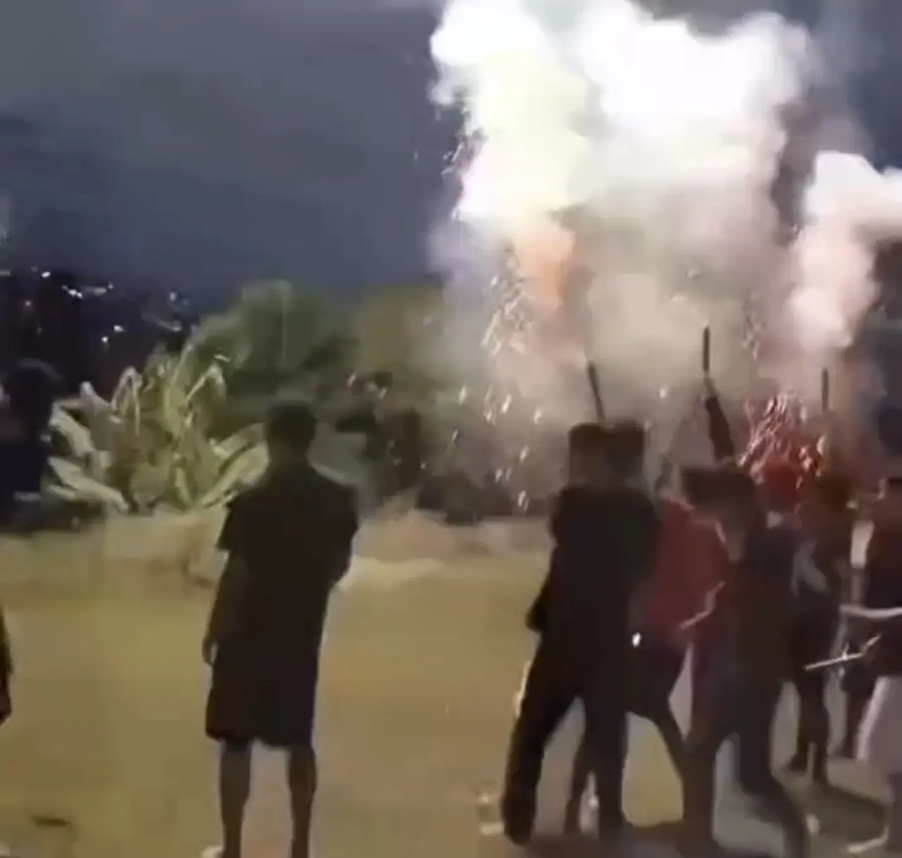 Grupo solta fogos em homenagem a jovens mortos em assalto