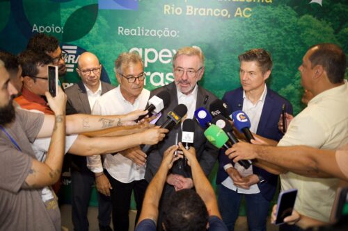 Escritor acreano lança livro sobre espiritualidade na Floresta Amazônica