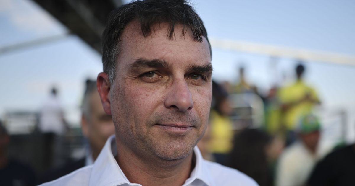 Flávio Bolsonaro embarca para os EUA para audiência sobre novo tarifaço Flávio Bolsonaro embarca para os EUA para audiência sobre novo tarifaço