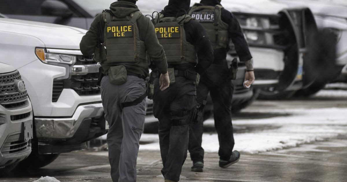 Agente do ICE mata motorista mexicano a tiros durante abordagem no Texas Agente do ICE mata motorista mexicano a tiros durante abordagem no Texas