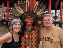 Glória Pires conhece cultura Huni Kuin em passagem pelo Acre