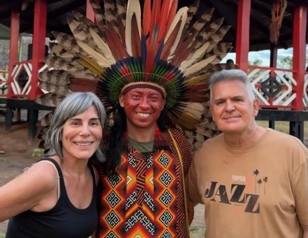 Glória Pires conhece cultura Huni Kuin em passagem pelo Acre