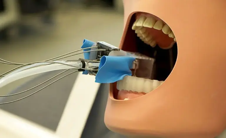 Robô do tamanho de uma rolha prepara dentes para colocação de coroas
