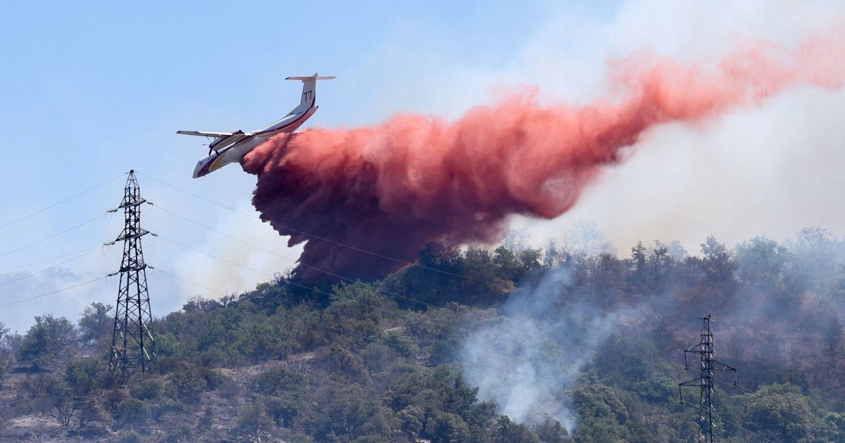 Milhares de pessoas fogem de casa na França devido a incêndio florestal Milhares de pessoas fogem de casa na França devido a incêndio florestal