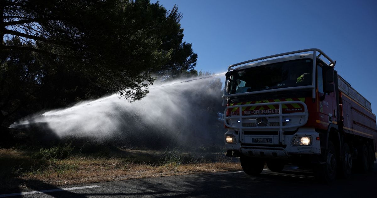 Onda de calor na França: Bombeiros combatem incêndios no sul do país Onda de calor na França: Bombeiros combatem incêndios no sul do país