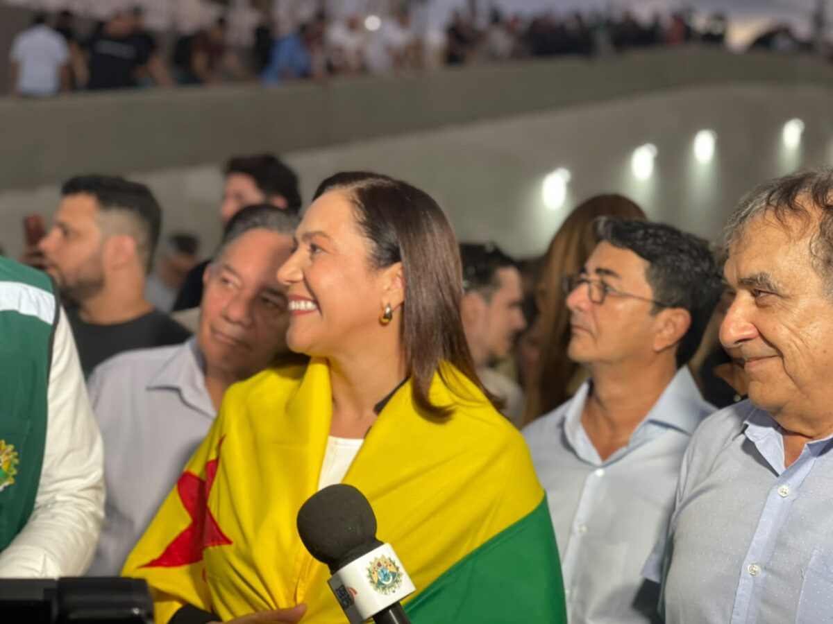 Mailza chega com bandeira do Acre no Complexo Viário e é aplaudida