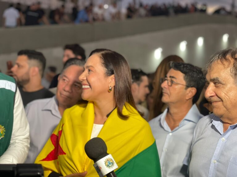 Mailza chega com bandeira do Acre no Complexo Viário e é aplaudida