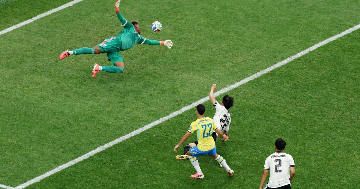 Silas, ex-Seleção, critica árbitro de Brasil x Japão Silas, ex-Seleção, critica árbitro de Brasil x Japão