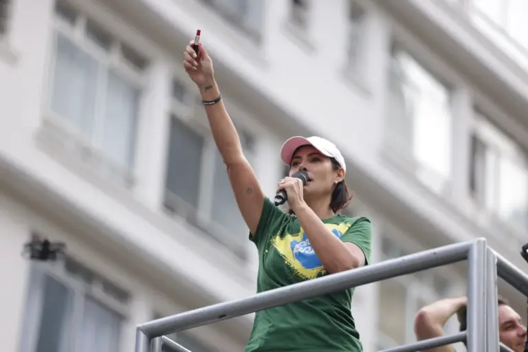 Zema cita Michelle Bolsonaro como opção para vice, mas ex-primeira-dama descarta aliança